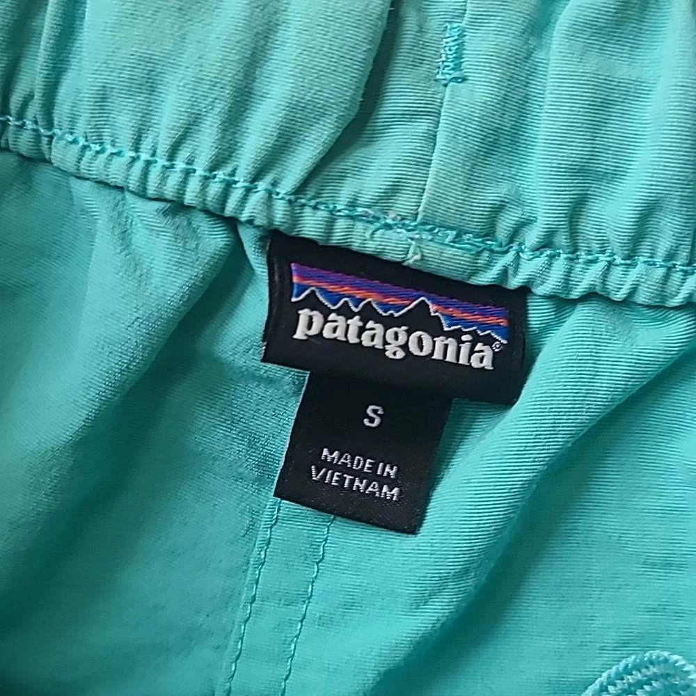 Patagonia Women’s Barely Baggies 2.5” Inseam Teal Unlined Shorts Small Gorpcore - Picture 3 of 6